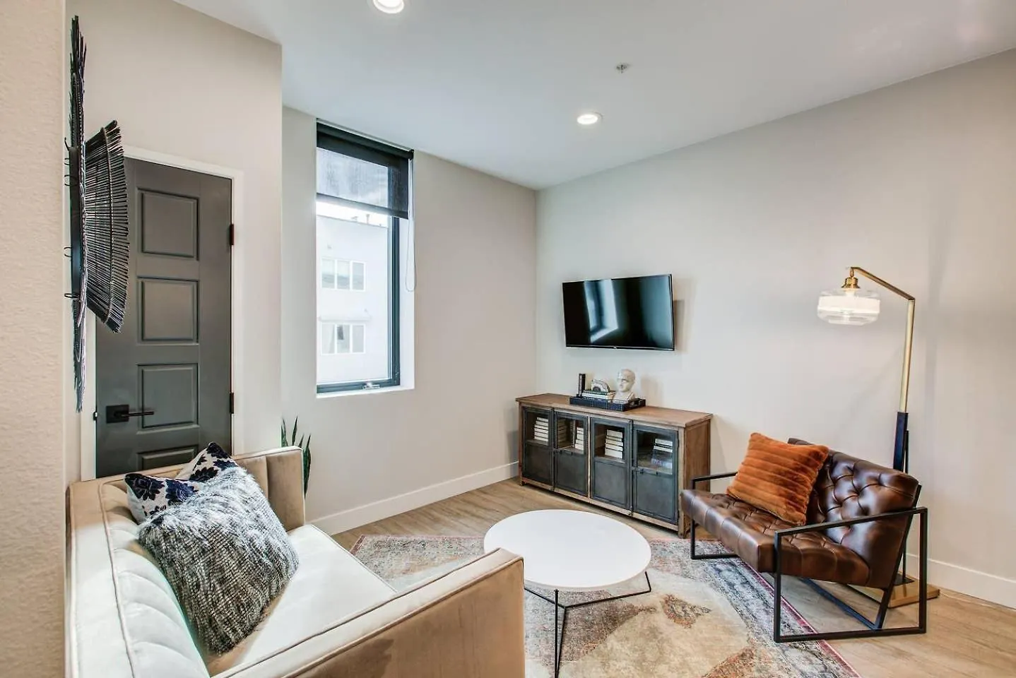 Utica 2 Bedroom 1 Bath With Full Kitchen contacts